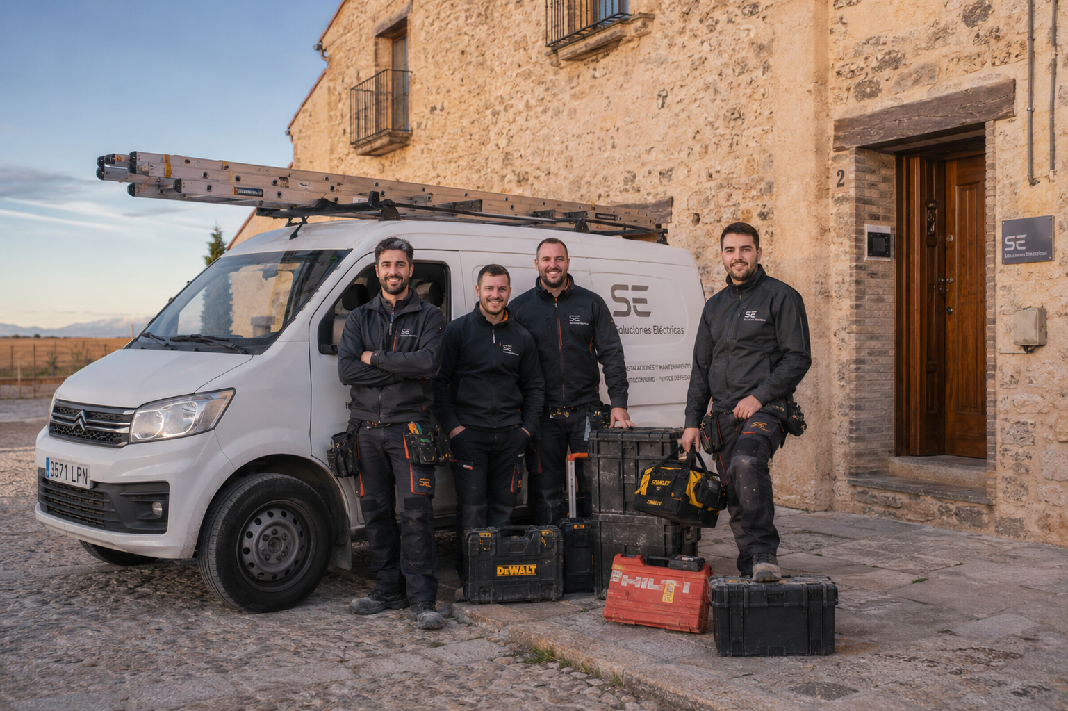 Equipo de técnicos eléctricos de Voltia junto a la furgoneta en Segovia