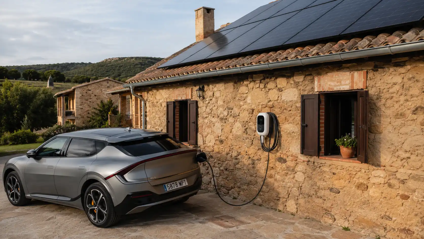 Vivienda rural con paneles solares y vehículo eléctrico cargando en fachada