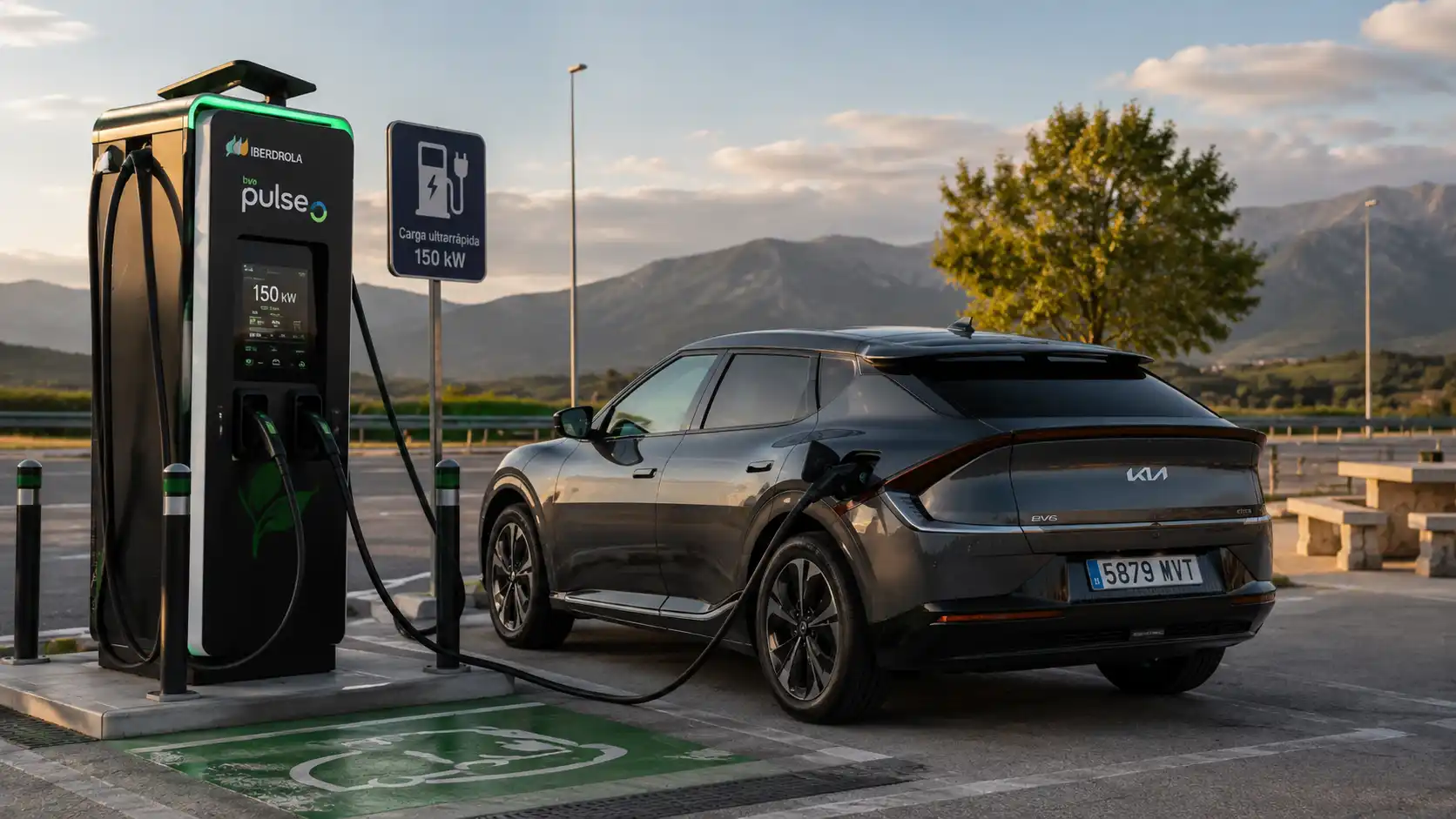 Cargador ultrarrápido de 150 kW con vehículo eléctrico conectado